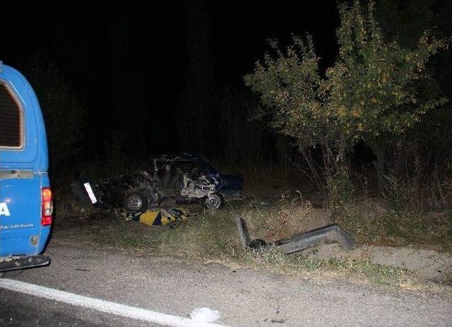 D&uuml;ğ&uuml;n Konvoyunda Kaza: 2 &Ouml;l&uuml;, 9 Yaralı 2