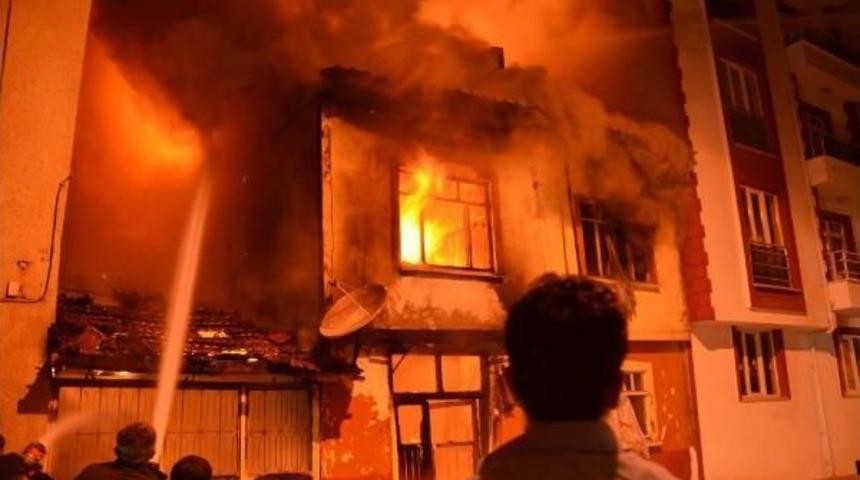 2 Katlı Evde &Ccedil;ıkan Yangında &Ccedil;ift &Ouml;ld&uuml;