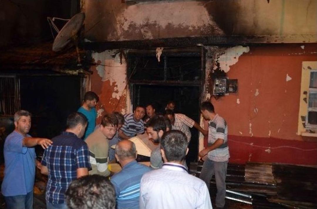 Taşk&ouml;pr&uuml;&rsquo;de Yangın: 2 &Ouml;l&uuml;