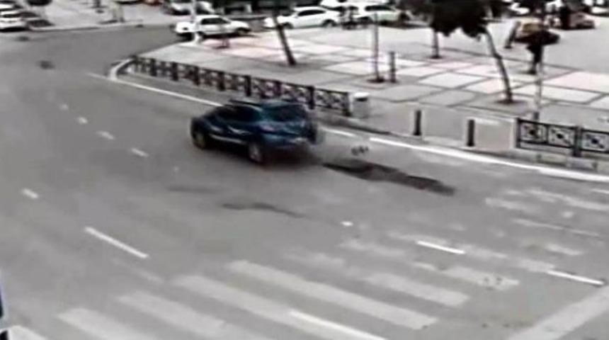 (&ouml;zel Haber) Kaza Yaptıkları Otomobili Bırakıp, Koşarak Ka&ccedil;tılar