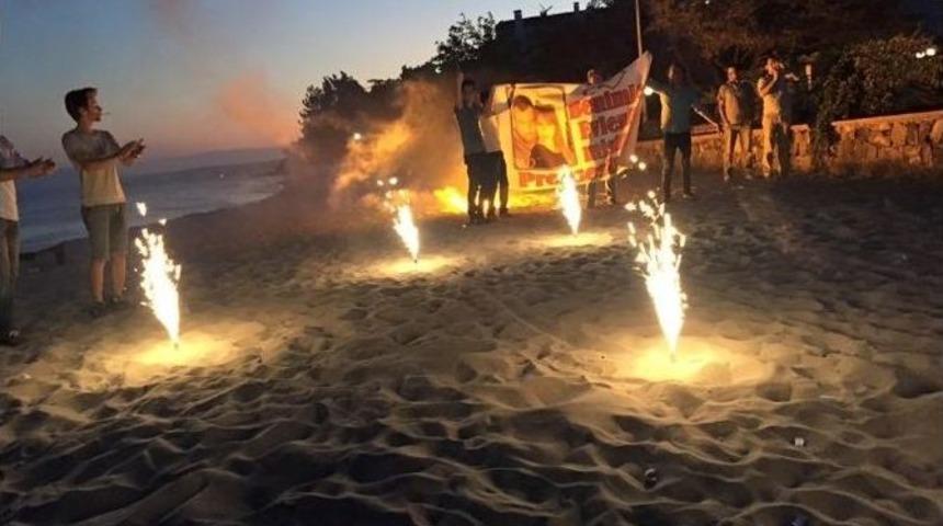 (&ouml;zel Haber) Kumsalda M&uuml;zikli, Pankartlı Evlenme Teklifi