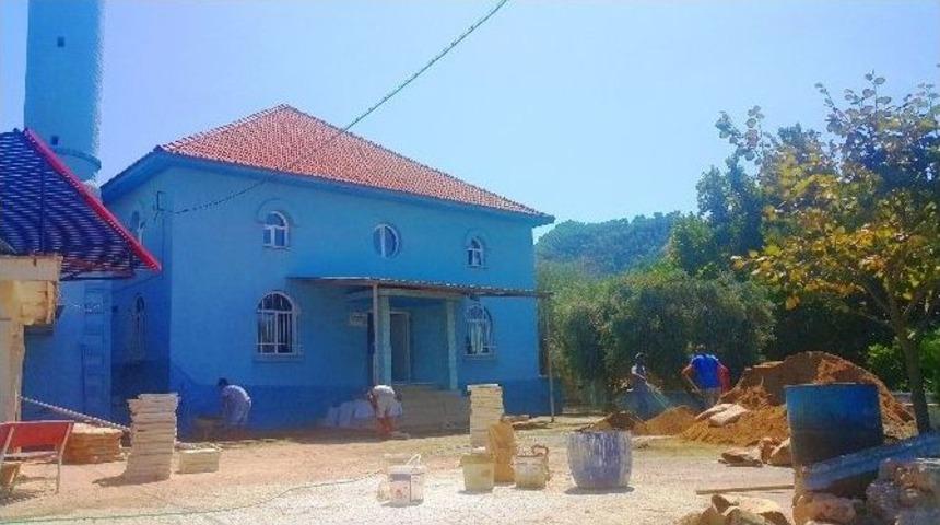 Alaşehir Belediyesi Yenik&ouml;y Camiinde &Ccedil;evre D&uuml;zenlemelerine Başladı