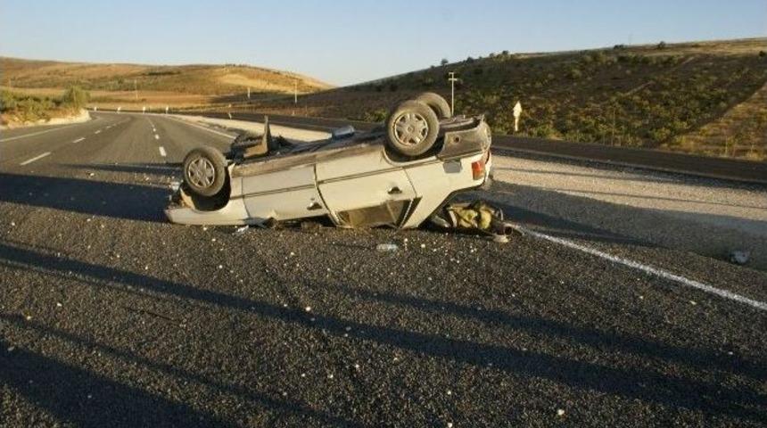 Şanlıurfa&rsquo;da Otomobil Takla Attı: İki Yaralı