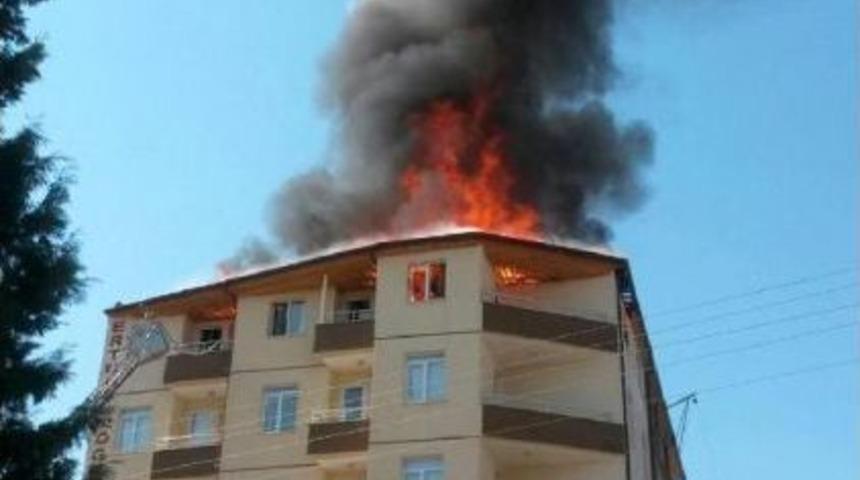 Boş &Ouml;ğrenci Apartındaki Yangın Korkuttu