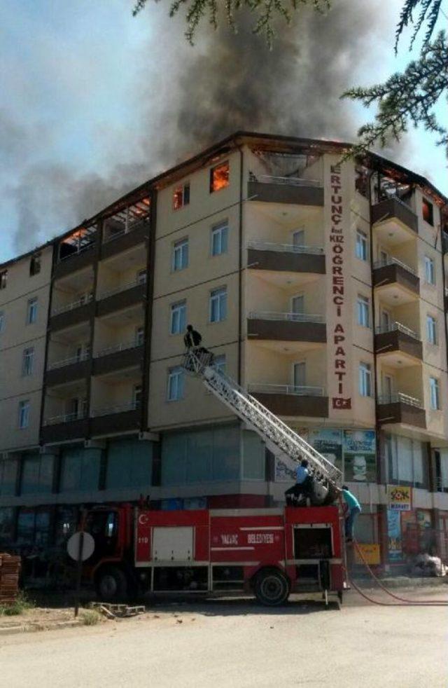 Boş Öğrenci Apartındaki Yangın Korkuttu