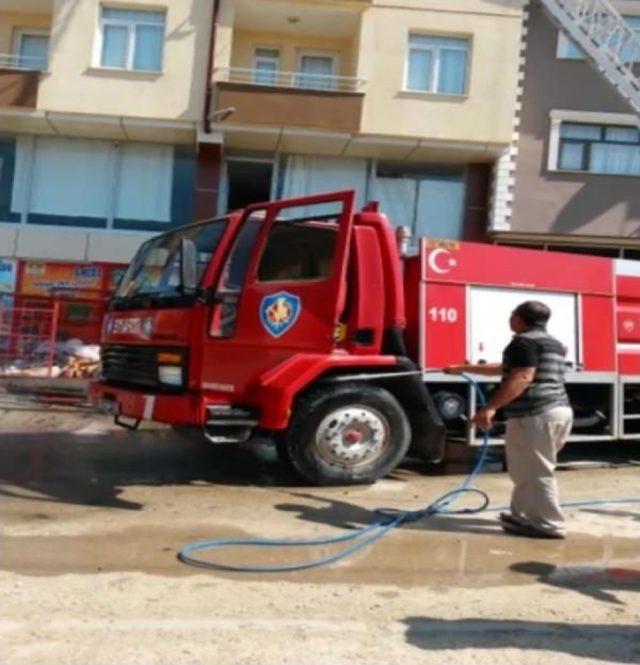 Boş Öğrenci Apartındaki Yangın Korkuttu