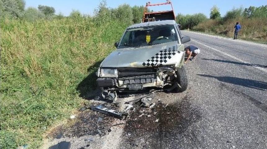 Beyşehir&rsquo;de İki Otomobil &Ccedil;arpıştı: İki Yaralı