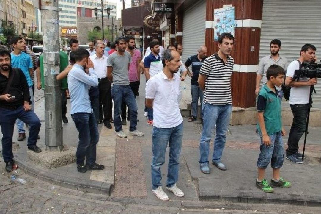 Sokağa &Ccedil;ıkma Yasağını Polis Zırhlı Ara&ccedil;la Duyurdu