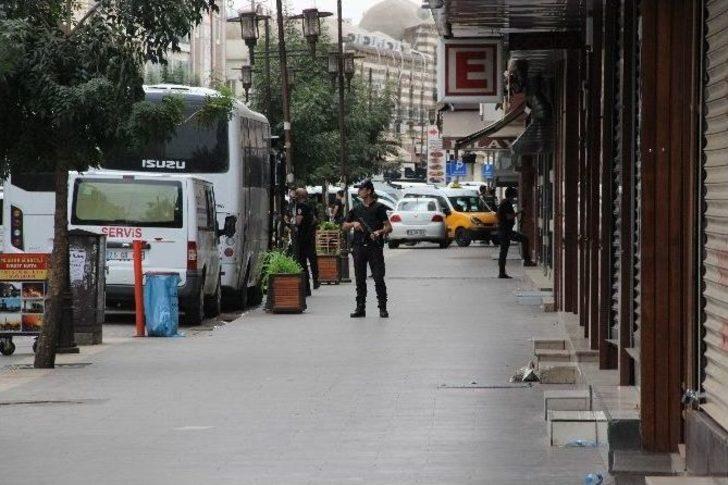 Sokağa Çıkma Yasağını Polis Zırhlı Araçla Duyurdu G1