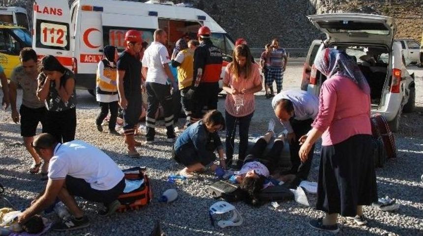 Akseki-seydişehir Yolunda Kaza: 2 &Ouml;l&uuml;, 4 Yaralı