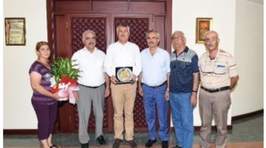 Alevi Derneklerinden Başkan Karalar&rsquo;a Plaket