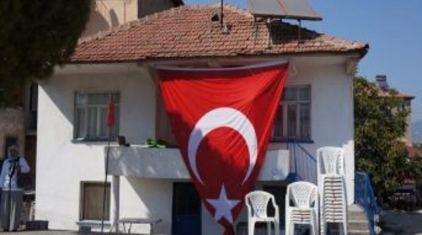 Bayrağı Geri Alınan Şehidin Evine Yeniden Bayrak Asıldı