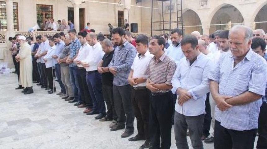 Aylan I&ccedil;in Gıyabi Cenaze Namazı Kılındı