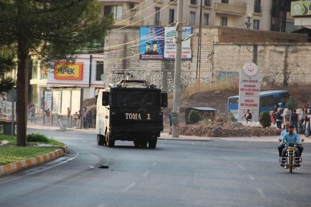 Operasyonları Protesto İ&ccedil;in Y&uuml;r&uuml;y&uuml;ş Yapmak İsteyenlere Polis Ekipleri M&uuml;dahalede Bulundu