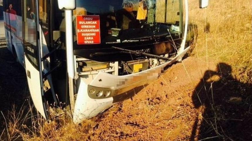 Sivas&rsquo;ta Yolcu Midib&uuml;s&uuml; Tepeye &Ccedil;arptı: 12 Yaralı
