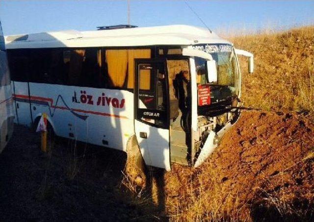 Yoldan Çıkan Midibüs Tepeye Çarptı: 12 Yaralı 1