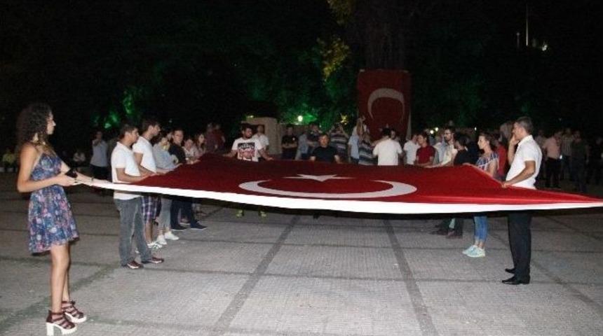 Mhp&rsquo;den Ter&ouml;re Tepki İ&ccedil;in Gece Eylemi