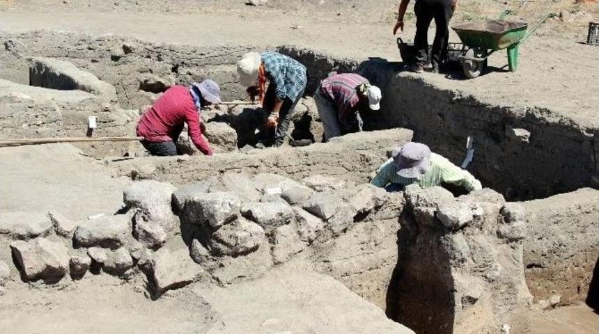 Kültepe’de 2 Bin 500 Yıl Öncesine İnmek İçin Kazı Devam Ediyor
