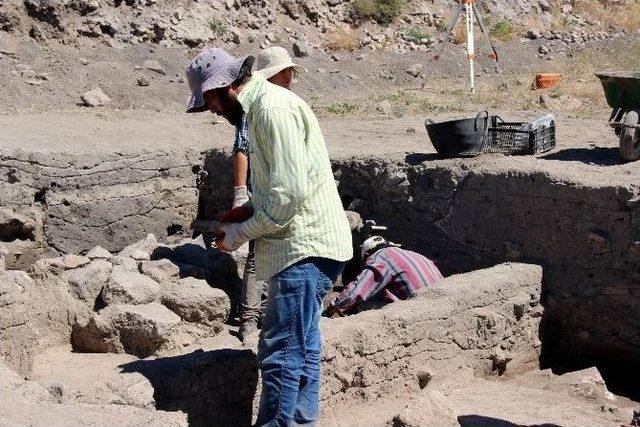 Kültepe’de 2 Bin 500 Yıl Öncesine İnmek İçin Kazı Devam Ediyor