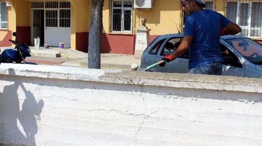 (&ouml;zel Haber) İnşaat&ccedil;ı &Ouml;ğretmen Tatile Gitmek Yerine Okulu Onarıyor