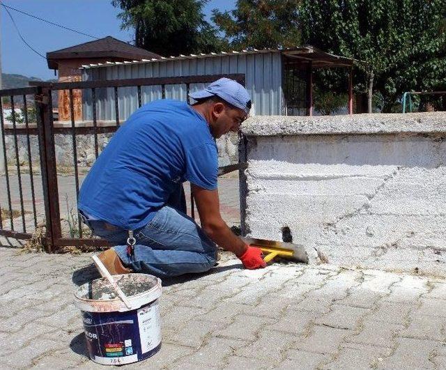 (özel Haber) İnşaatçı Öğretmen Tatile Gitmek Yerine Okulu Onarıyor