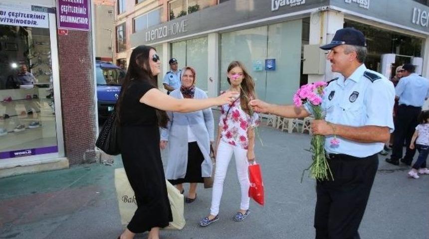Adapazarı Belediyesi Zabıta Ekipleri Karanfil Dağıtarak &Ccedil;ikolata İkram Etti