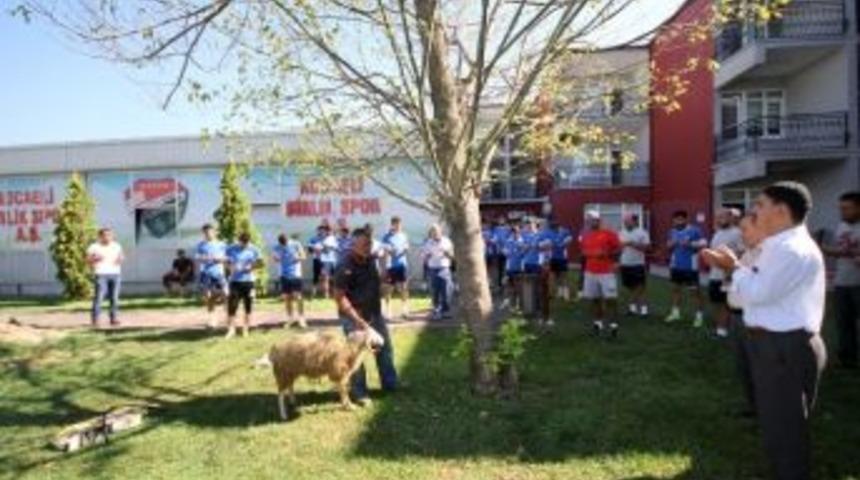 Kocaeli Birlikspor Yeni Sezon &Ouml;ncesi Kurban Kesti