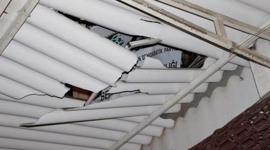 Bergama'da Ter&ouml;re Tepki G&ouml;steren Grup Hdp Tabelasını Indirdi