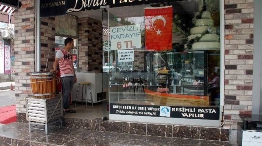 Adıyaman Esnafından İş Yerlerine T&uuml;rk Bayrağı