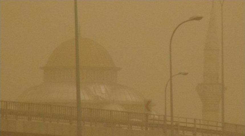 Hatay&rsquo;ı Toz Bulutu Kapladı