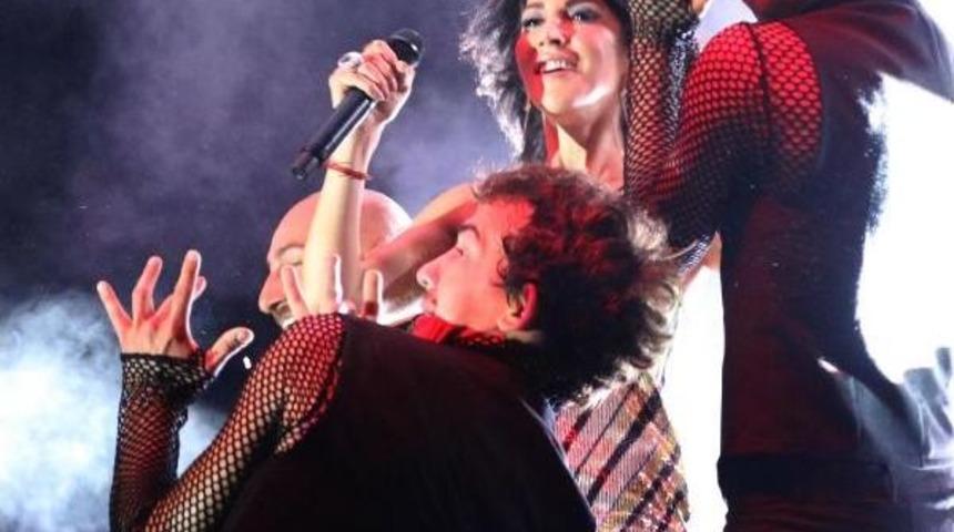 Hande Yener Pınarhisar'da  Coşturdu