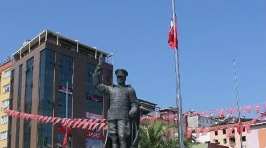 Rize&rsquo;de Bir Grup, Yas İlan Ederek Bayrakları Yarıya İndirdi