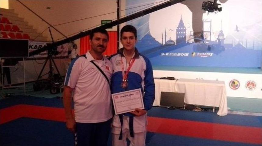 Yalovalı Karateci 10. Uluslararası İstanbul Open Karate Turnuvası&rsquo;nda Şampiyon Oldu