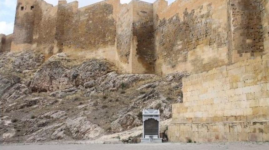 Tarihi Taş Kaleye Mermer &Ccedil;eşme