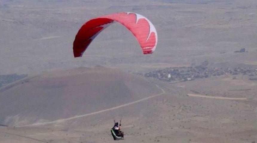 Yama&ccedil; Paraş&uuml;t&ccedil;&uuml;leri Şehitler İ&ccedil;in U&ccedil;tu