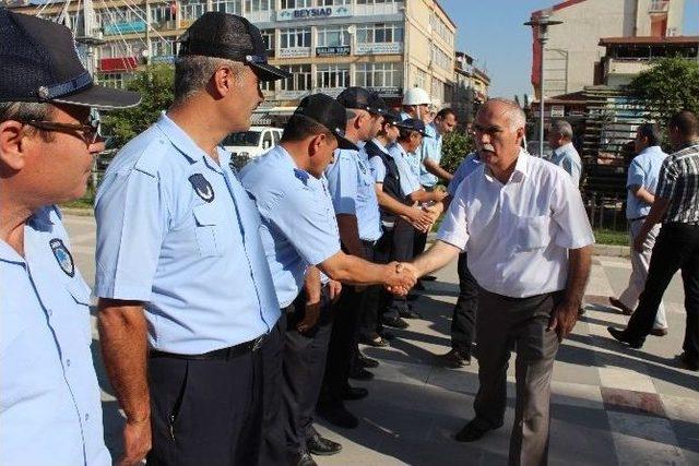 Beyşehir’de Zabıtadan Karanfilli Kutlama