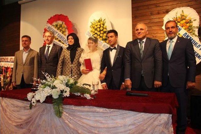 Başkan Yanılmaz Ve Eşi, Sevgi Evinden Gelin Çıkan Kızın Manevi Ailesi Oldu