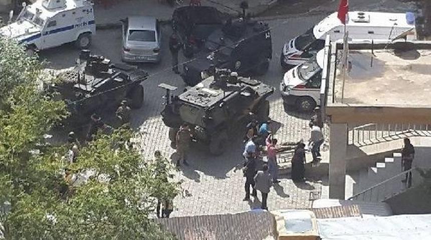 Şemdinli'de &Ccedil;atışma: 2 Asker Yaralı