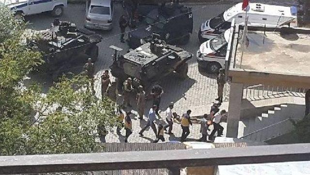 Şemdinli de &Ccedil;atışma: 2 Asker Yaralı 3