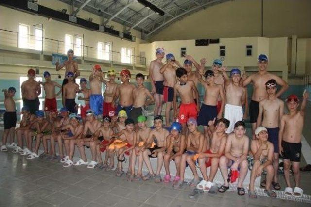 Bitlis Belediyesi&rsquo;nin Y&uuml;zme Kursu Sona Erdi 1