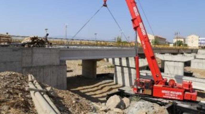 K&ouml;pr&uuml; Kirişleri Konuluyor