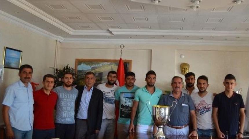 Şampiyonluk Kupasını Başkan G&uuml;rsoy&rsquo;a Hediye Ettiler