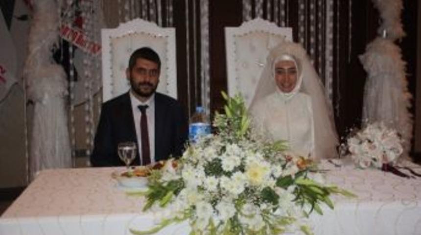 Kırşehir Gazeteciler Cemiyeti Başkanı Mehmet Emin Turp&ccedil;u&rsquo;nun Kızı D&uuml;nya Evine Girdi