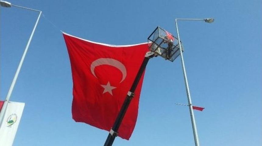 Ter&ouml;re Tepki İ&ccedil;in İl&ccedil;eyi T&uuml;rk Bayraklarıyla Donattılar