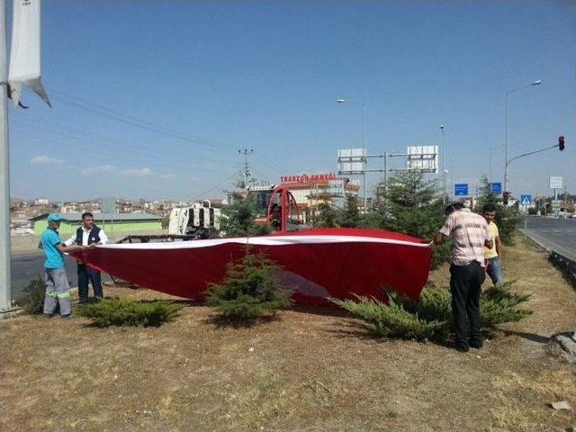 Teröre Tepki İçin İlçeyi Türk Bayraklarıyla Donattılar