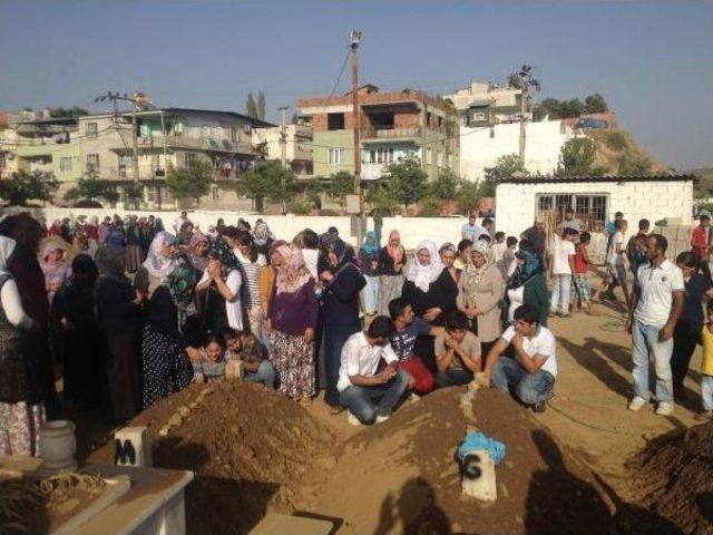 Piknik Dönüşü Kazada Ölen Dört Kişi Toprağa Verildi