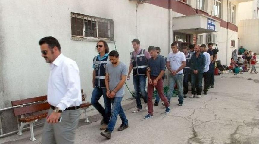 Ayvalık&rsquo;ta 7 G&ouml;&ccedil;men Ka&ccedil;ak&ccedil;ısı Yakalandı