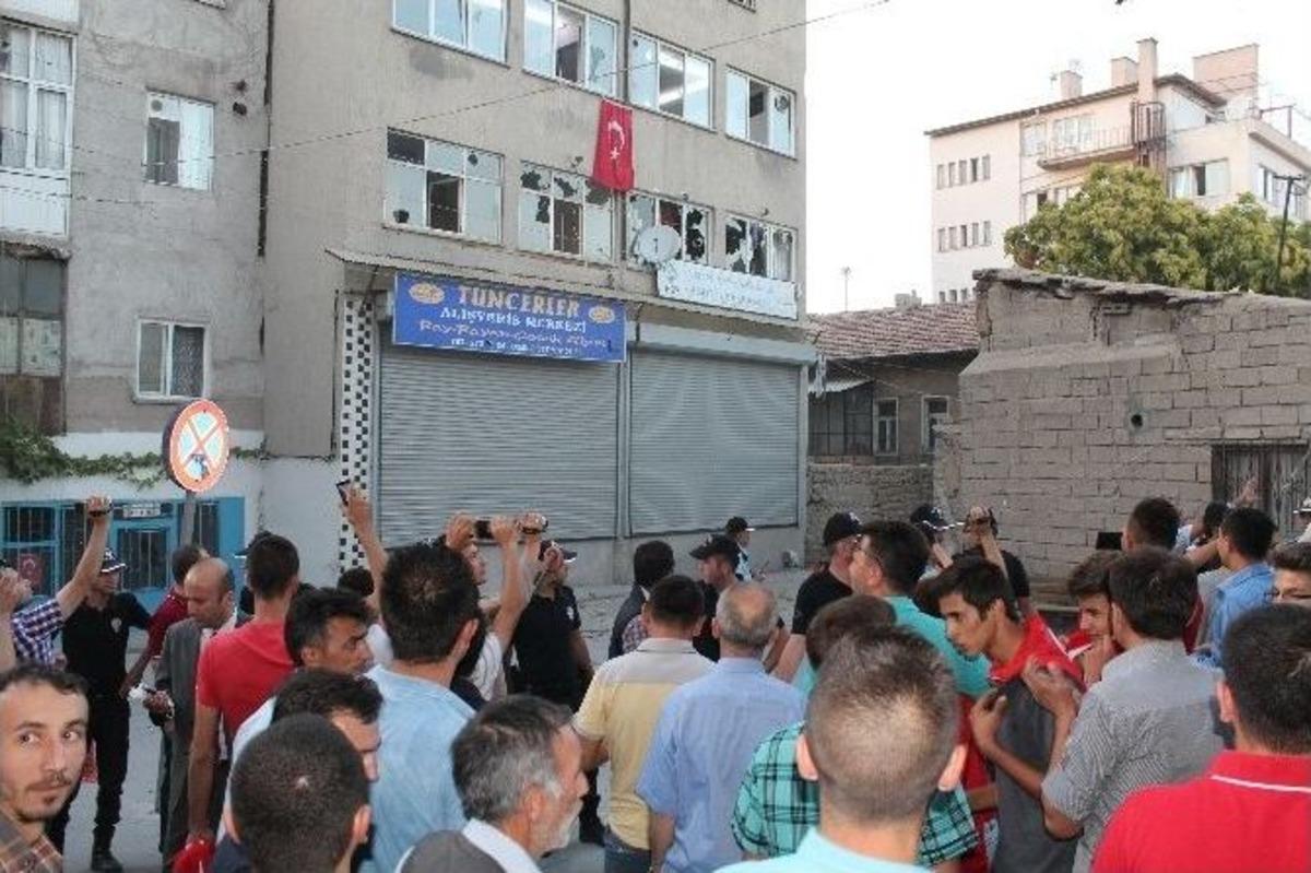 Niğde&rsquo;de Ter&ouml;re Tepki Eyleminde Hdp Binasına Saldırı