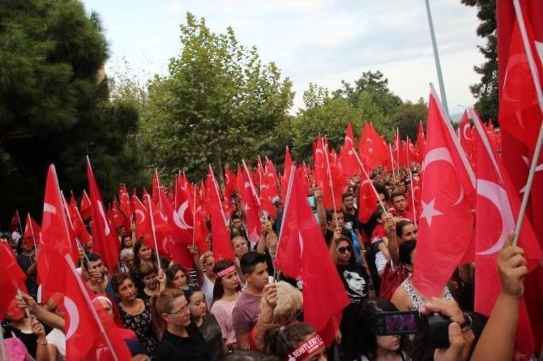 Tekirdağ&rsquo;da Binlerce Vatandaş Şehitler İ&ccedil;in Y&uuml;r&uuml;d&uuml;