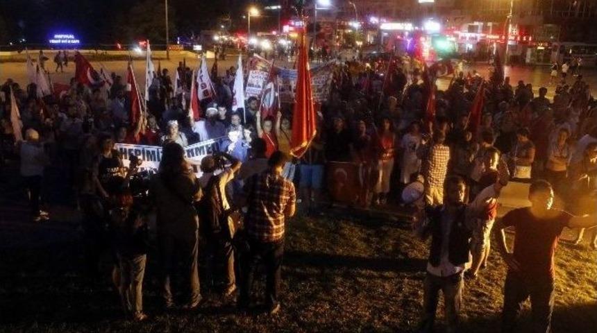 Antalya&rsquo;da 300 Kişilik Grup Ter&ouml;re Karşı Y&uuml;r&uuml;d&uuml;